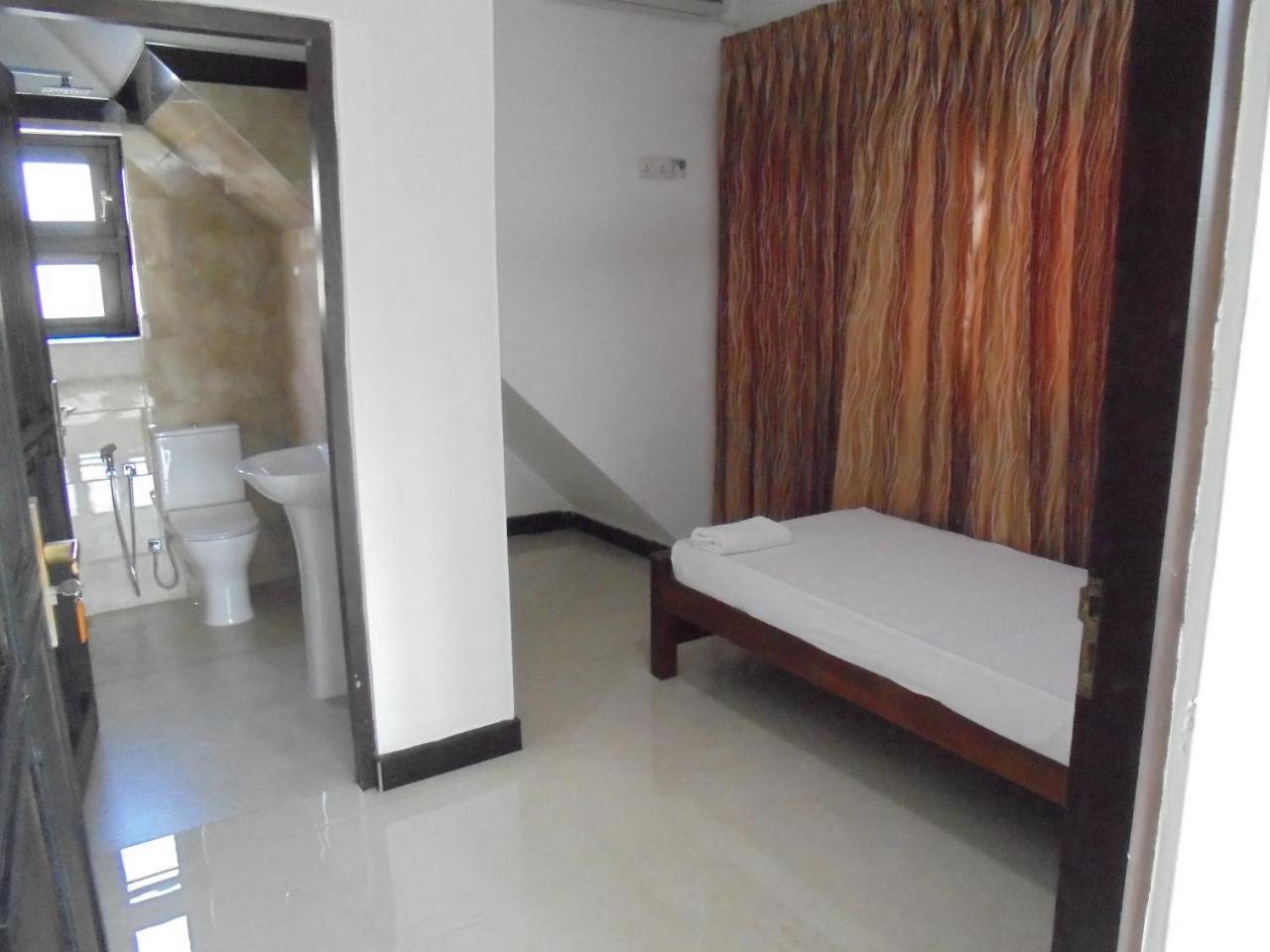Jmf Hotel Negombo Luaran gambar