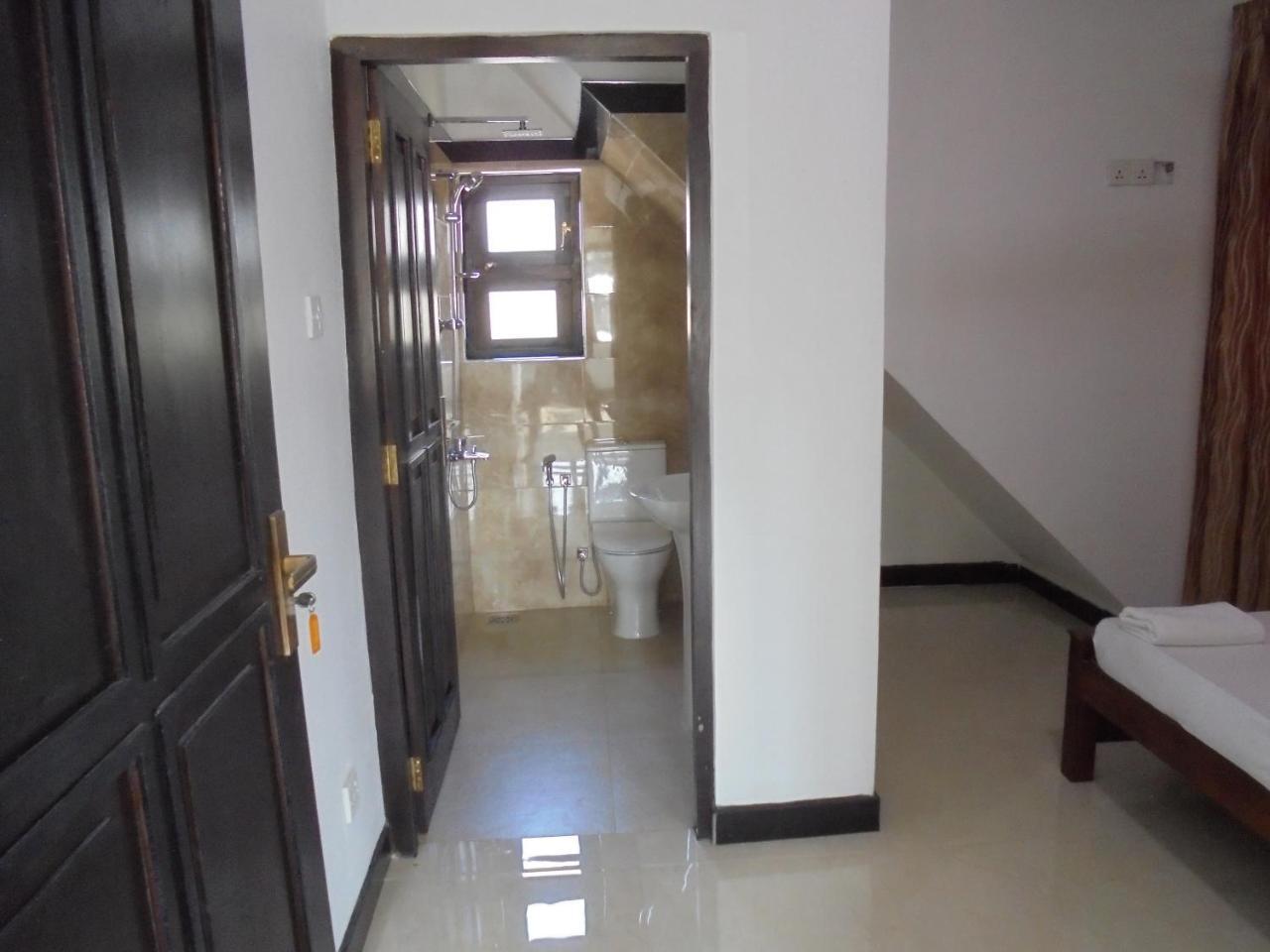 Jmf Hotel Negombo Luaran gambar